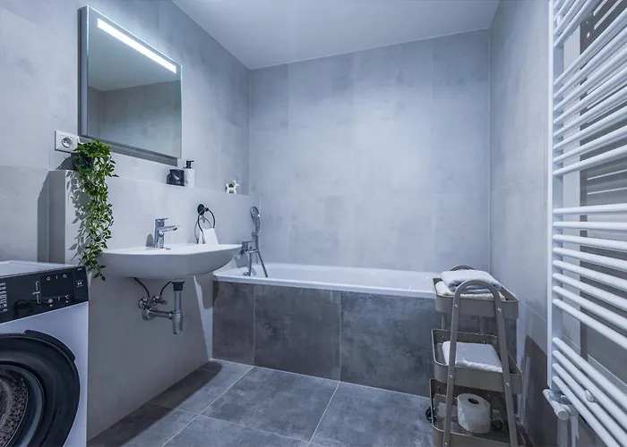 Hello Stela - Moderny Mestsky Липтовски-Микулаш